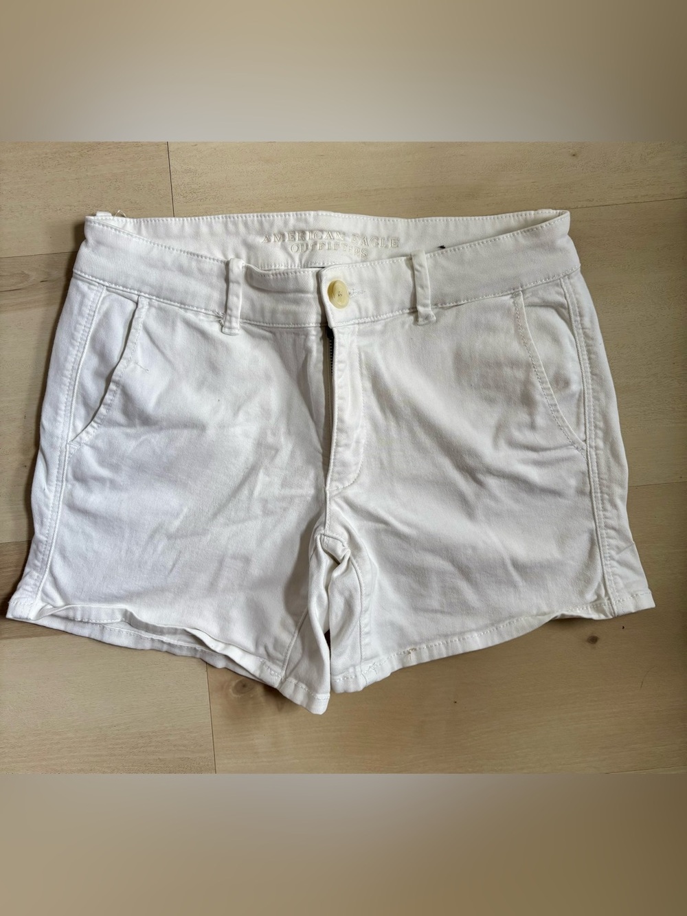 American Eagle Sz 8 White Midi Shorts 5 inch Inseam Stretchy
